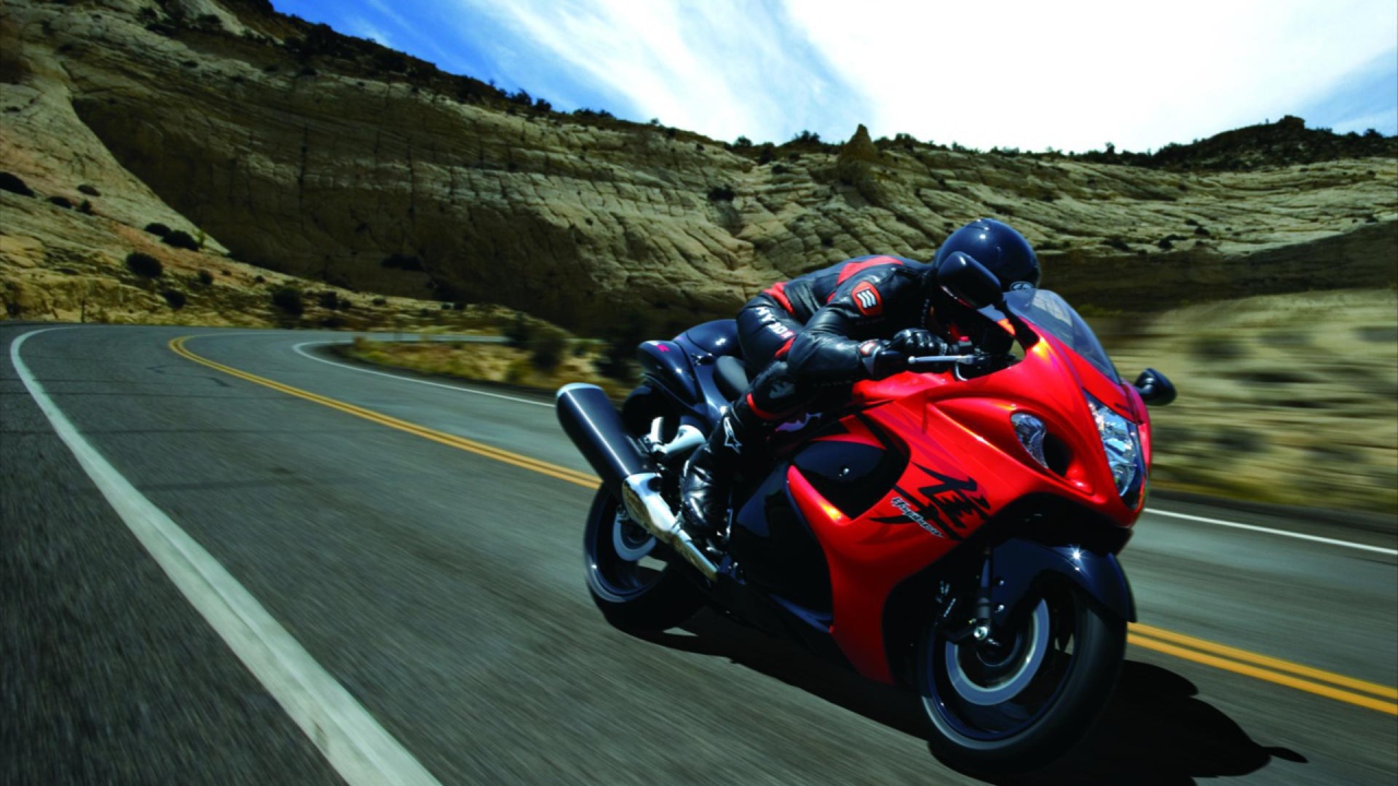 Красивый мотоцикл Suzuki  GSX 1300 R