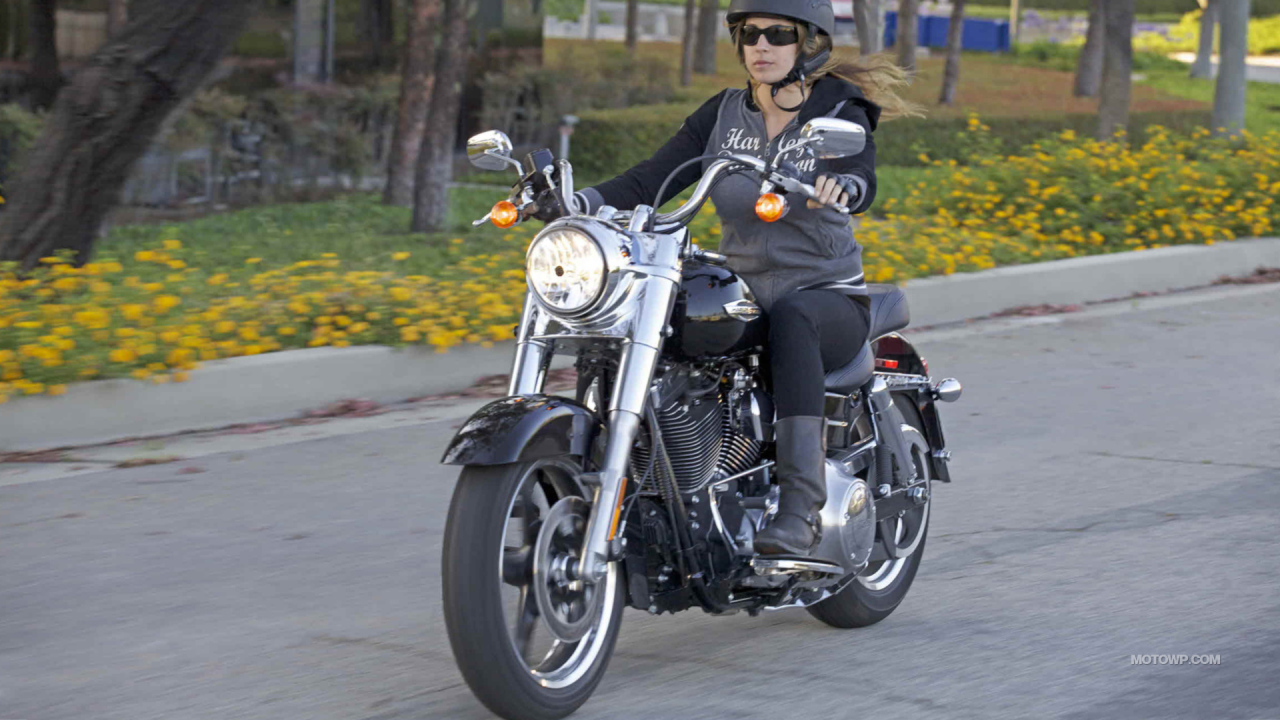 Красивый мотоцикл в москве Harley-Davidson Dyna Switchback