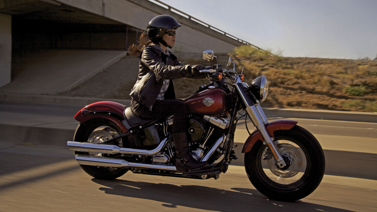 Красивый мотоцикл в москве Harley-Davidson Softail Blackline