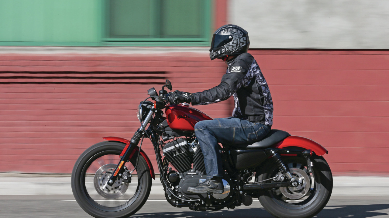 Красивый мотоцикл в москве Harley-Davidson XL 883R Sportster Roadster