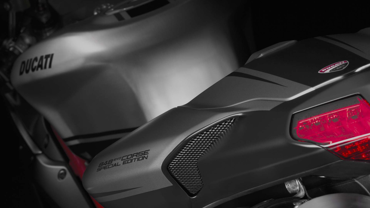 Мотоцикл модели Ducati Superbike 848 Evo