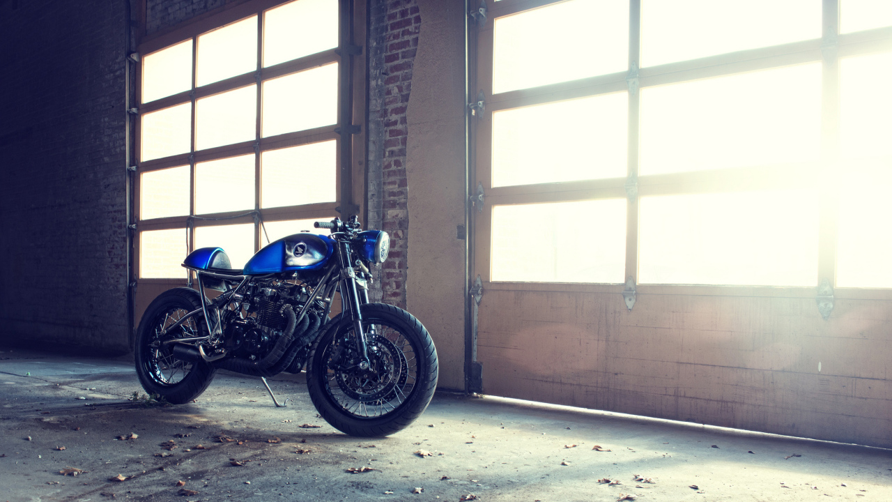 Синий байк в гараже