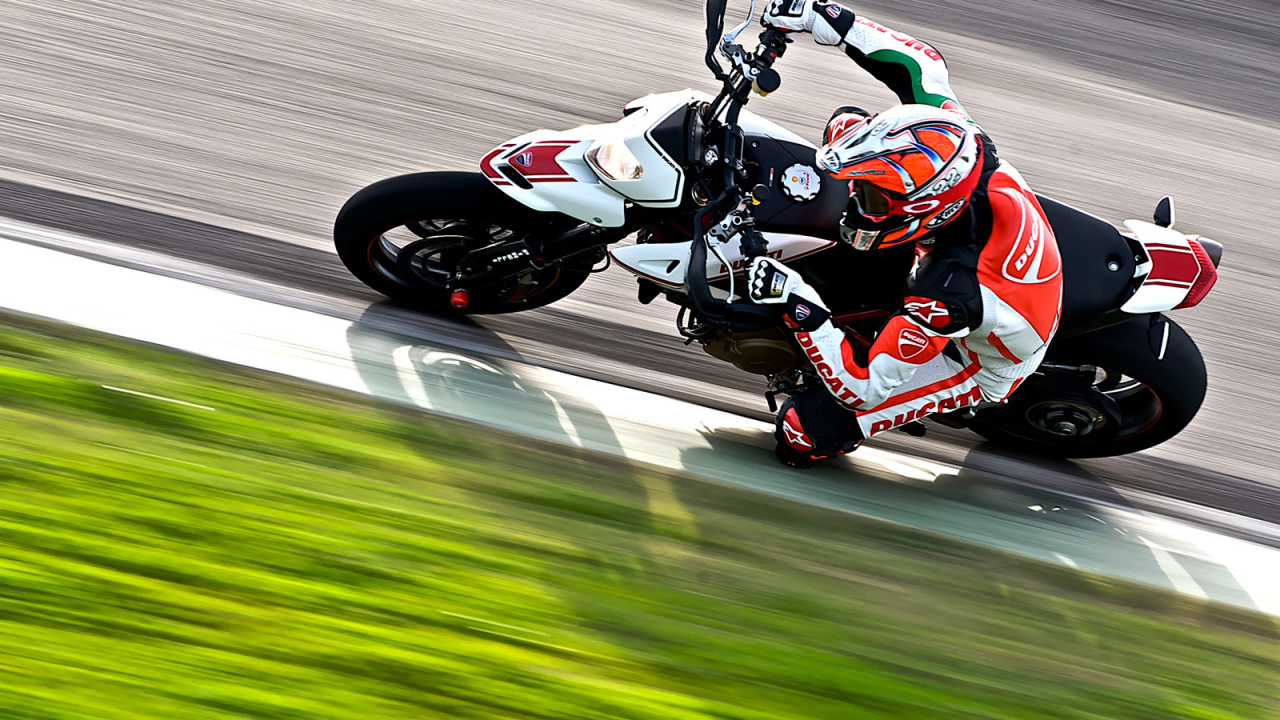 Быстрый мотоцикл Ducati Hypermot ard SP