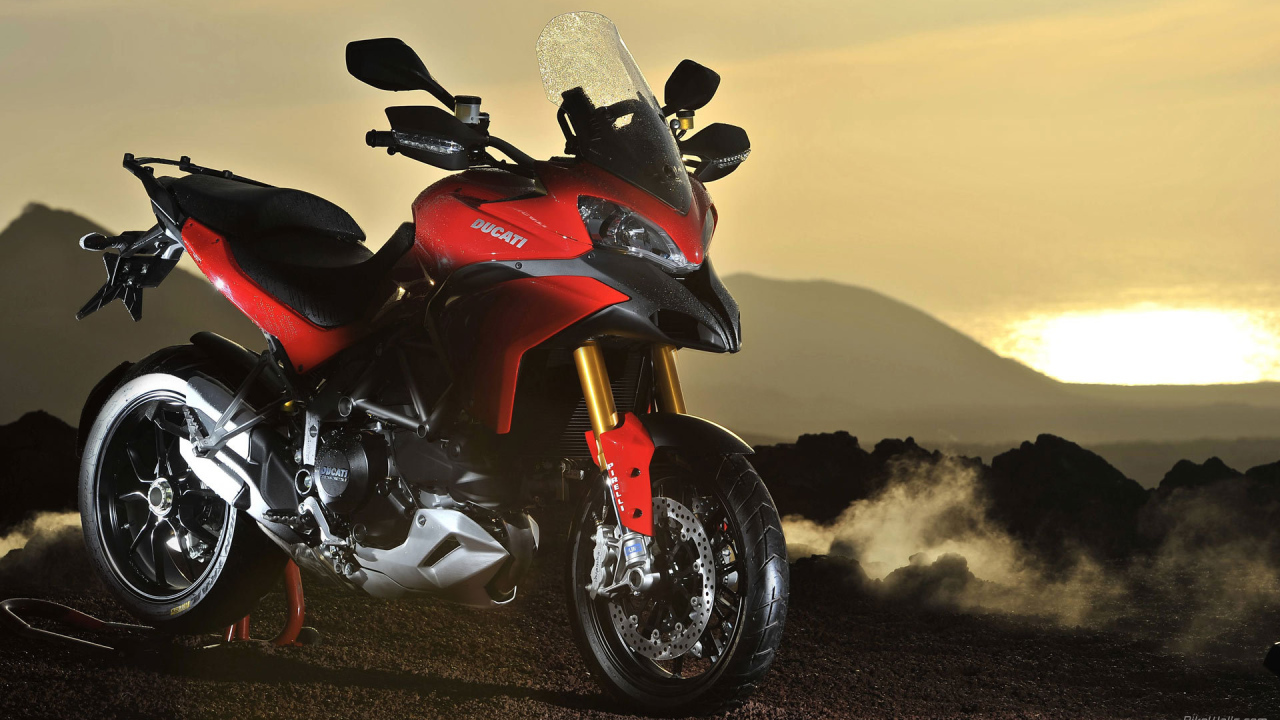 Быстрый мотоцикл Ducati Multistrada 1200