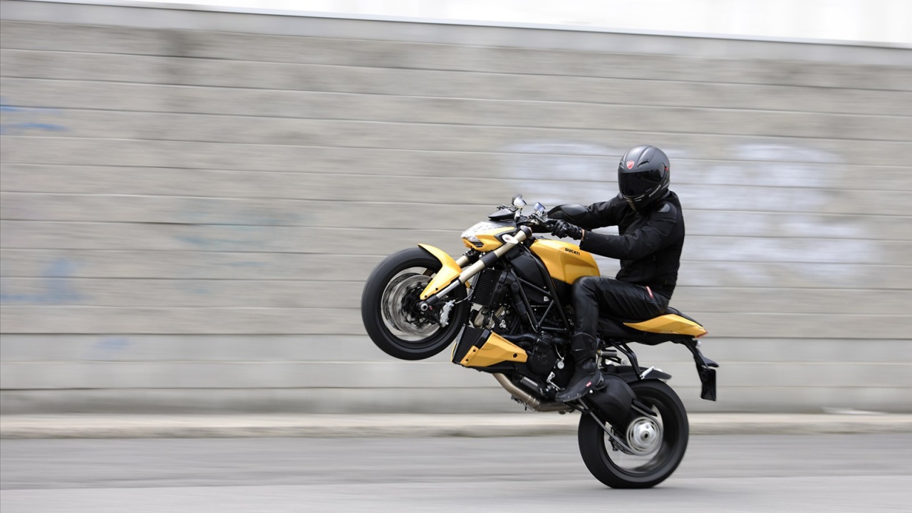 Быстрый мотоцикл Ducati Streetfighter 848