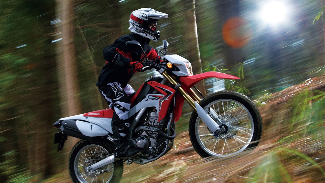Быстрый мотоцикл Honda CRF 250 L