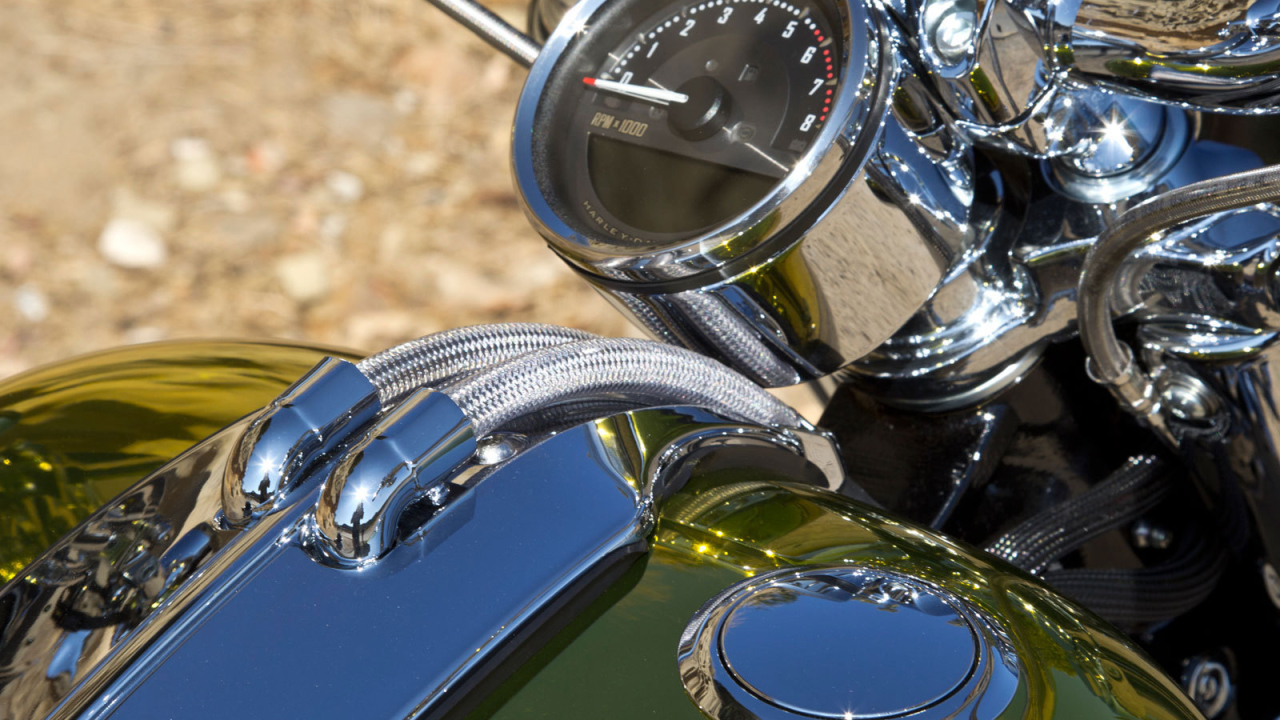 Быстрый мотоцикл Harley-Davidson CVO Breakout