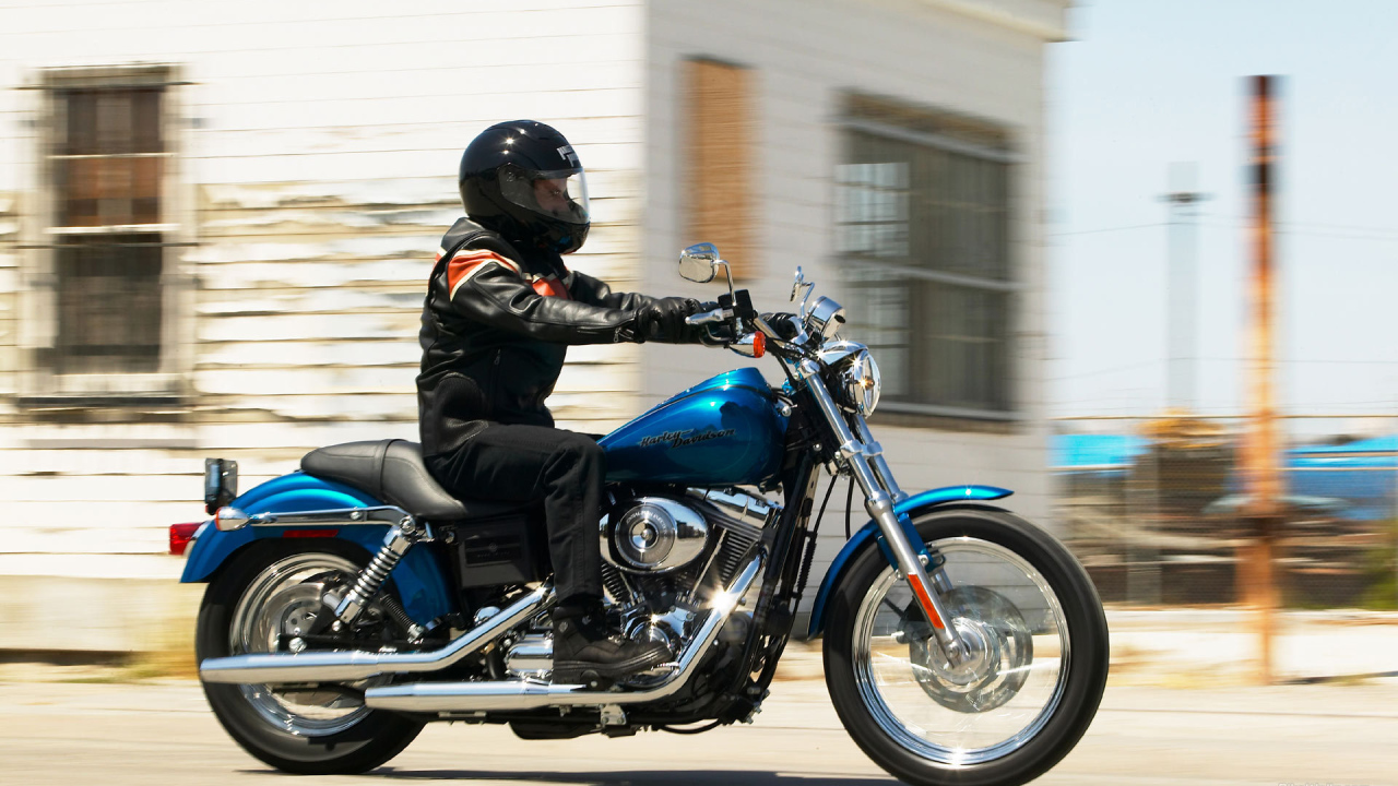 Быстрый мотоцикл Harley-Davidson Dyna Super Glide Custom