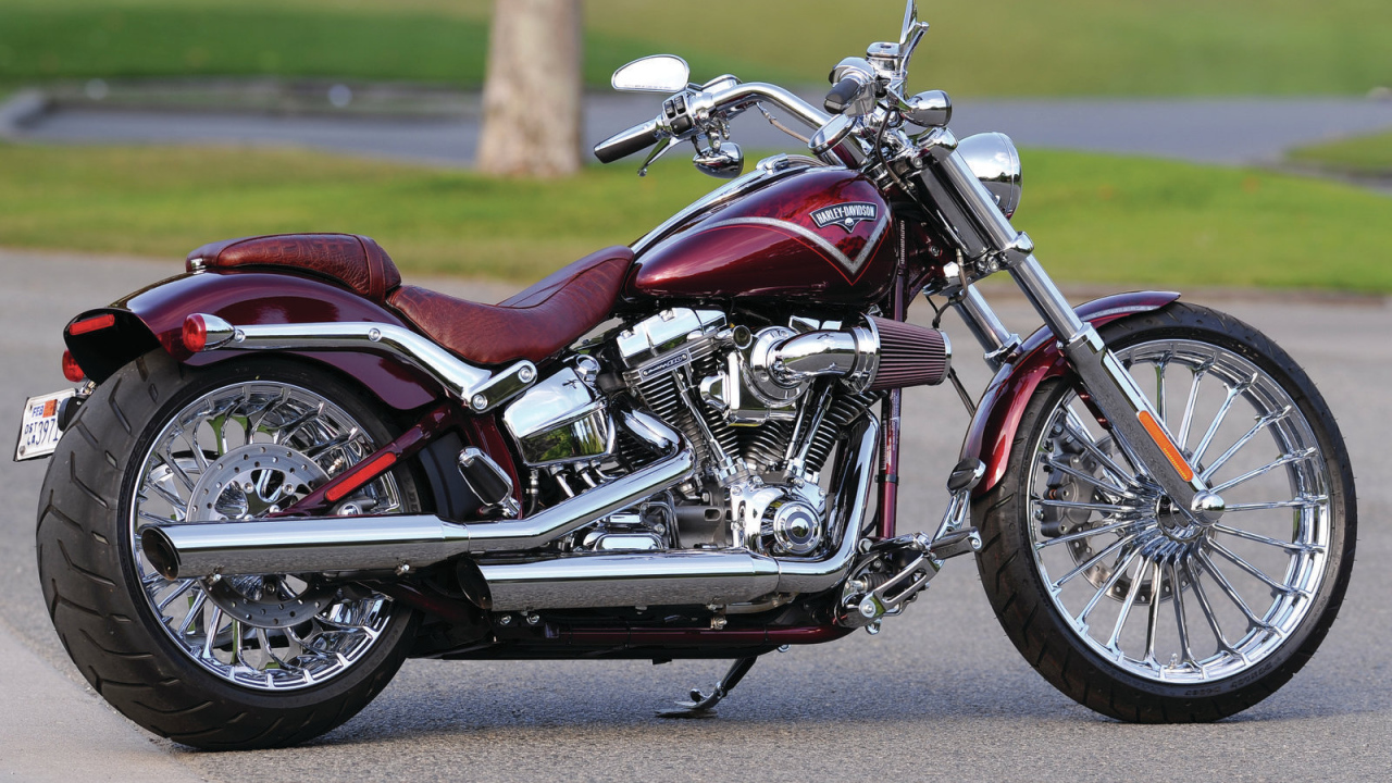 Быстрый мотоцикл Harley-Davidson Softail Breakout