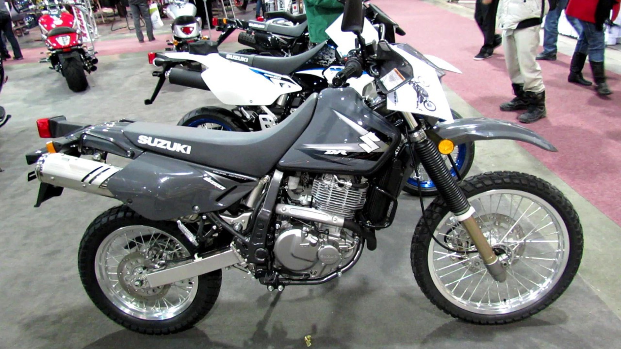 Быстрый мотоцикл Suzuki DR 650 SE