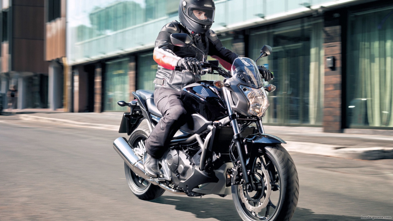 Быстрый мотоцикл Honda NC 700 S