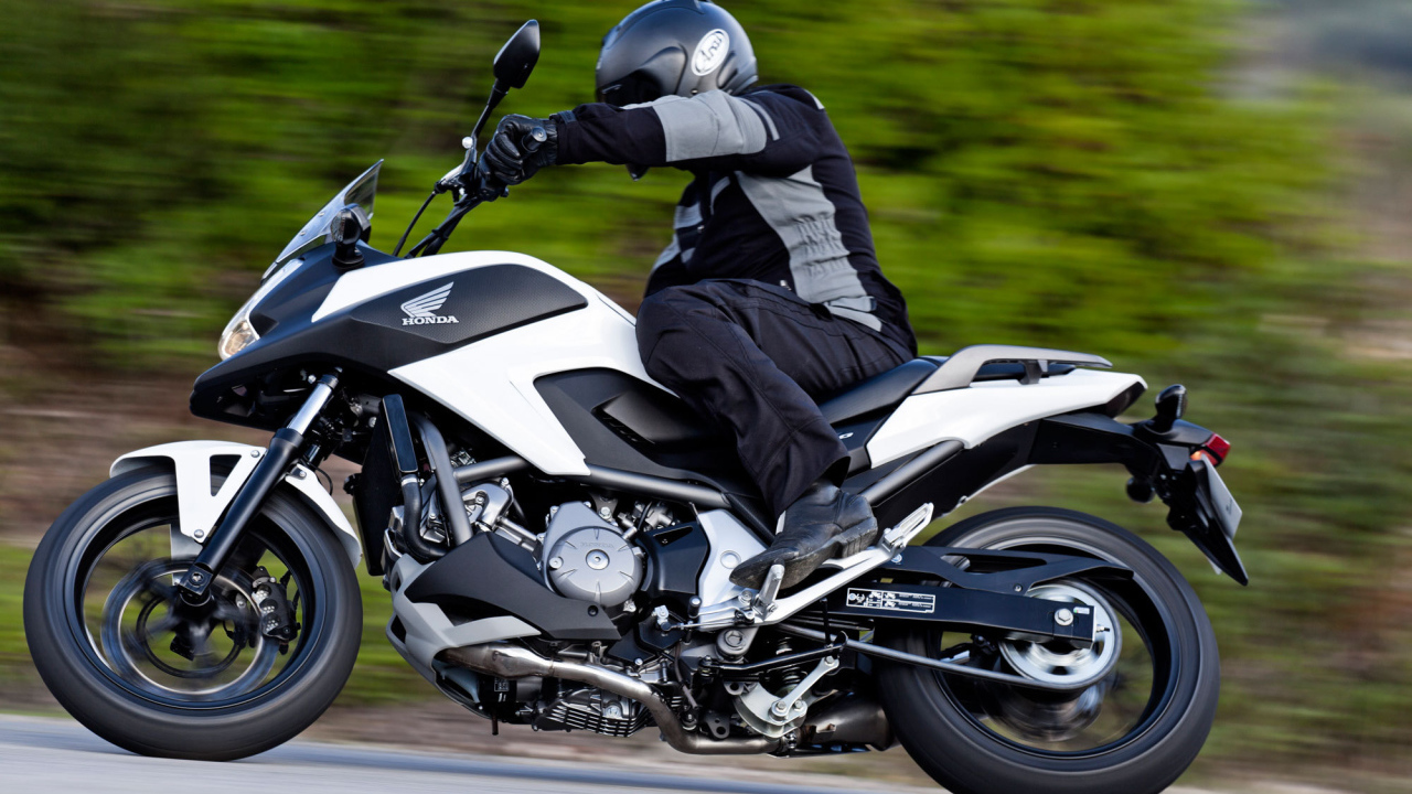 Быстрый мотоцикл Honda NC 700 X