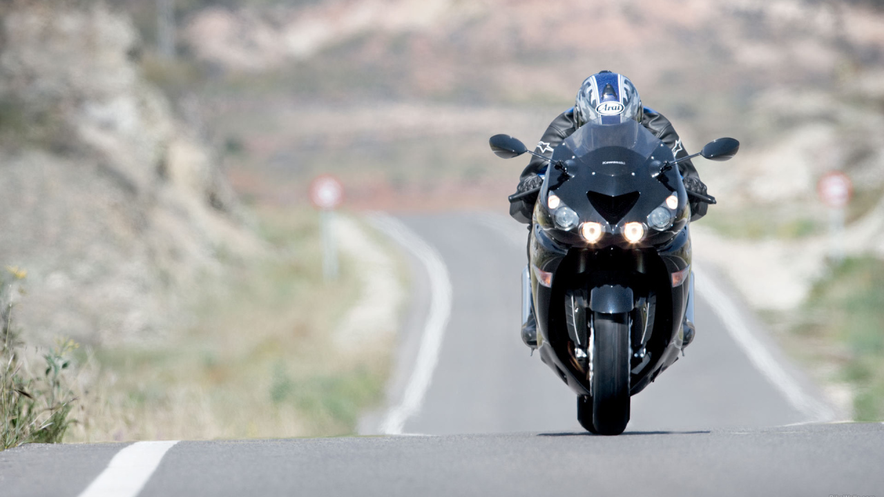 Быстрый мотоцикл Kawasaki ZZR 1400