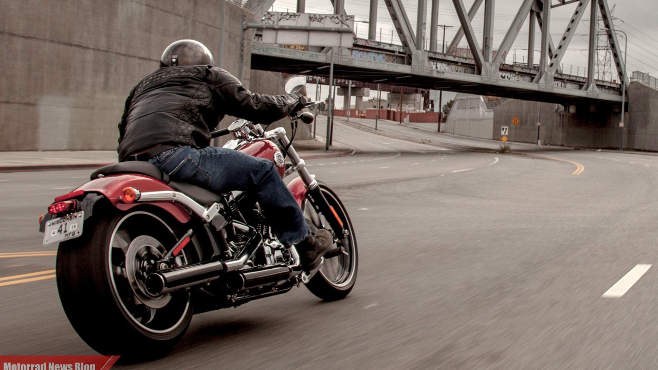 Невероятно быстрый мотоцикл Harley-Davidson CVO Breakout