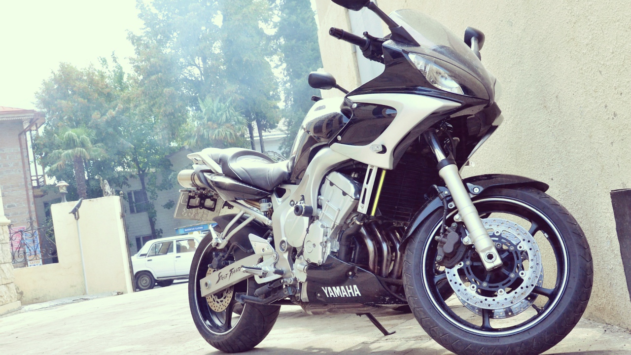 Современный мотоцикл Yamaha