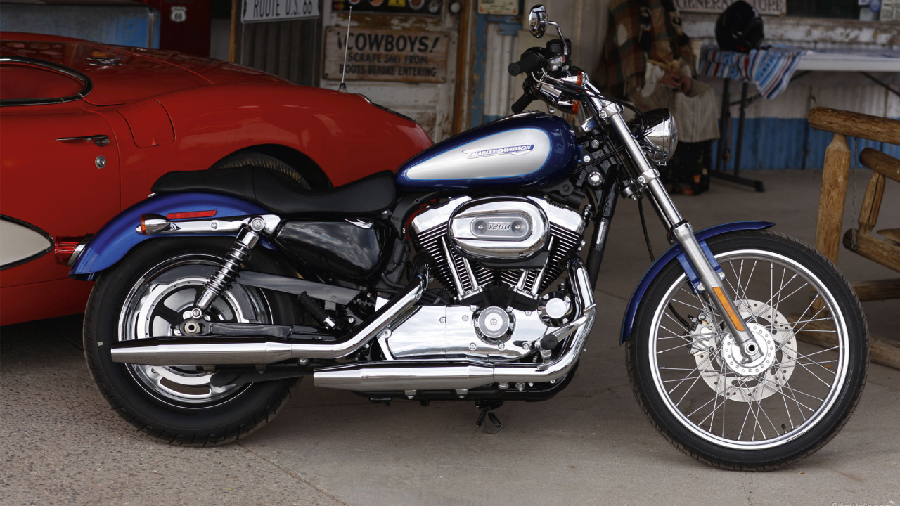 Мотоцикл модели Harley-Davidson XL 1200C Sportster Custom