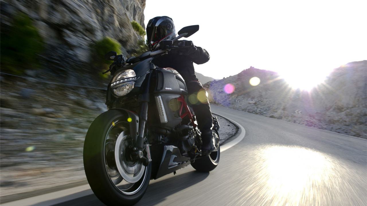 Новый мотоцикл на дороге Ducati Diavel
