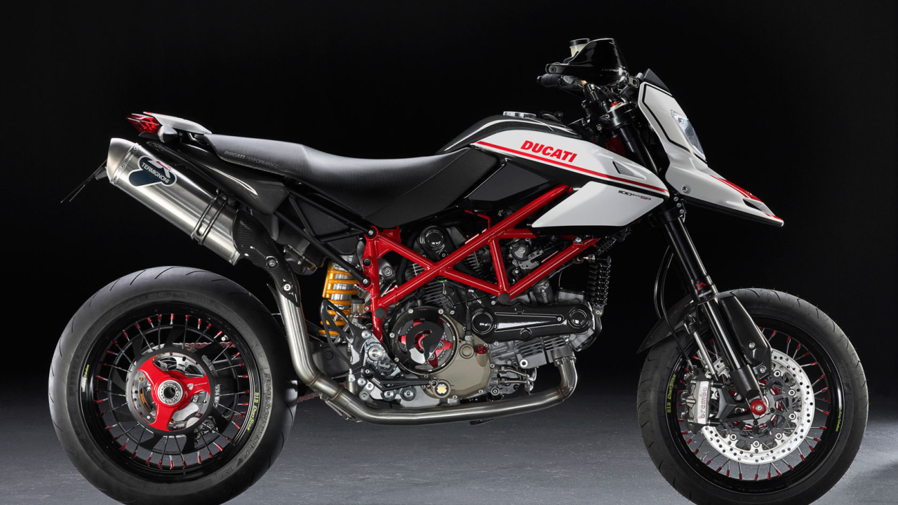 Новый мотоцикл на дороге Ducati Hypermotard