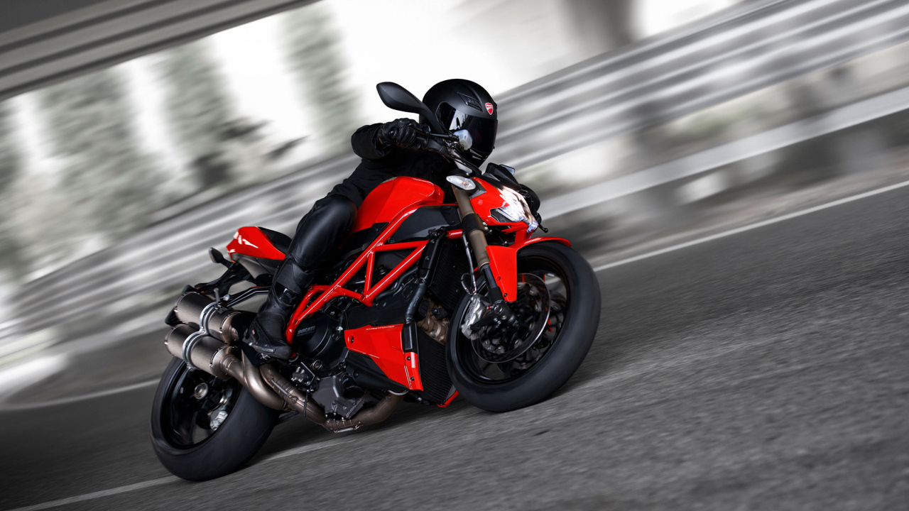 Новый мотоцикл на дороге Ducati Streetfighter 848