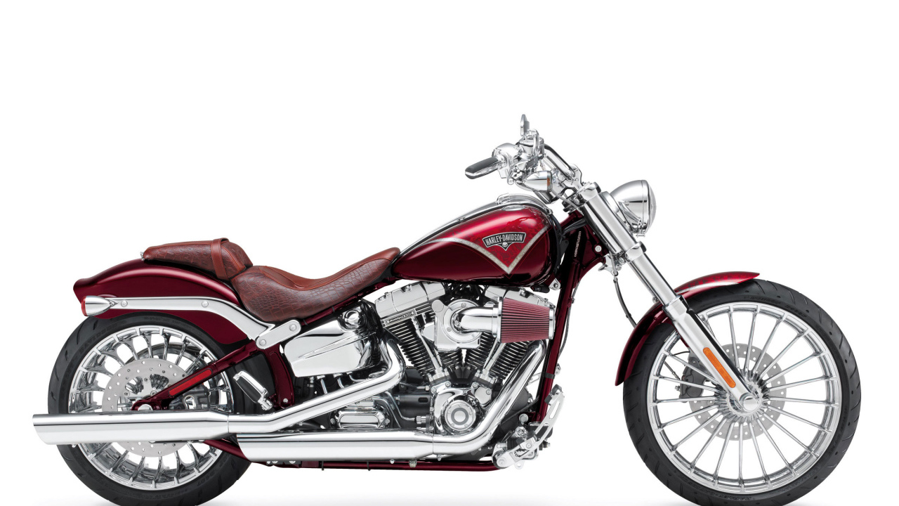 Новый мотоцикл на дороге Harley-Davidson CVO Breakout