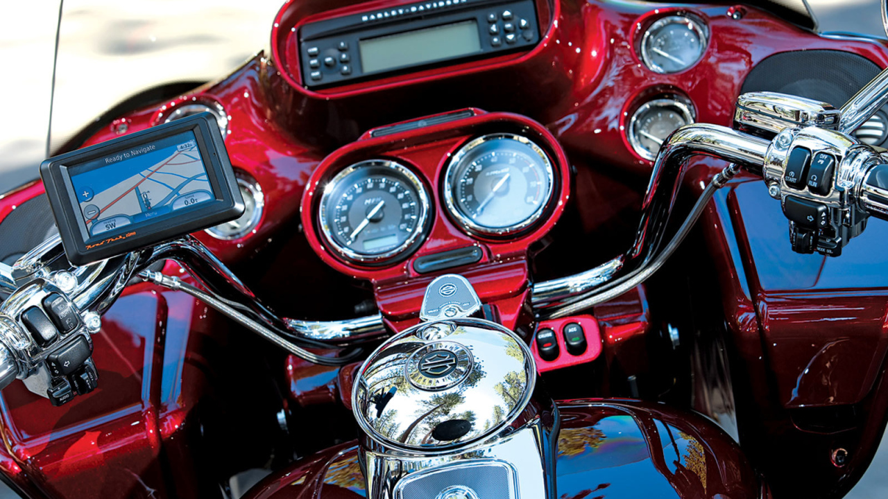 Новый мотоцикл на дороге Harley-Davidson CVO Road Glide Custom