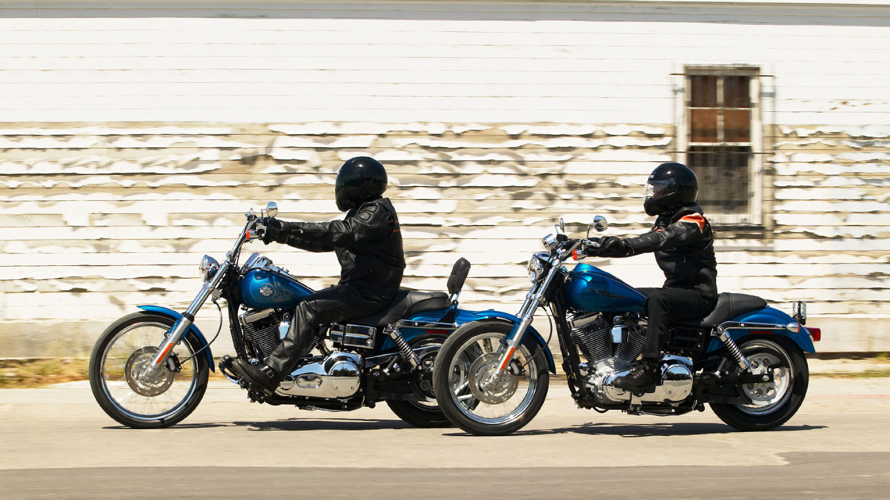 Новый мотоцикл на дороге Harley-Davidson Dyna Super Glide Custom