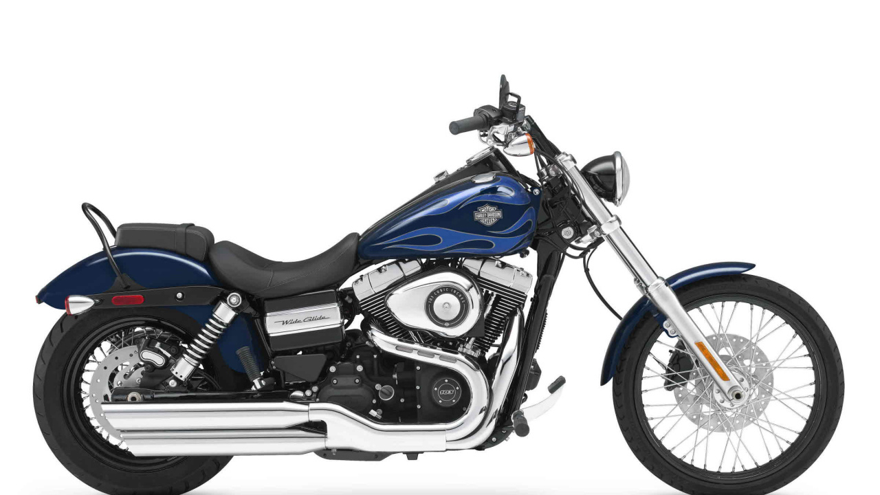 Новый мотоцикл на дороге Harley-Davidson Dyna Switchback