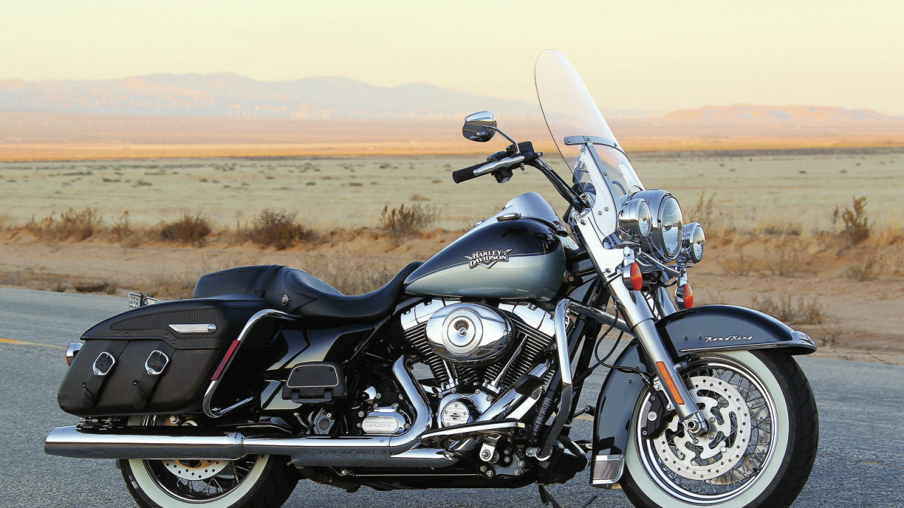 Новый мотоцикл на дороге Harley-Davidson Road King Anniversary Edition