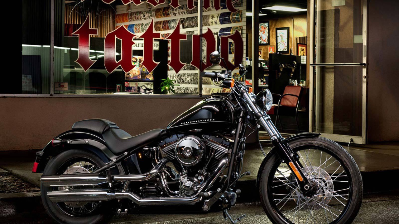 Новый мотоцикл на дороге Harley-Davidson Softail Blackline