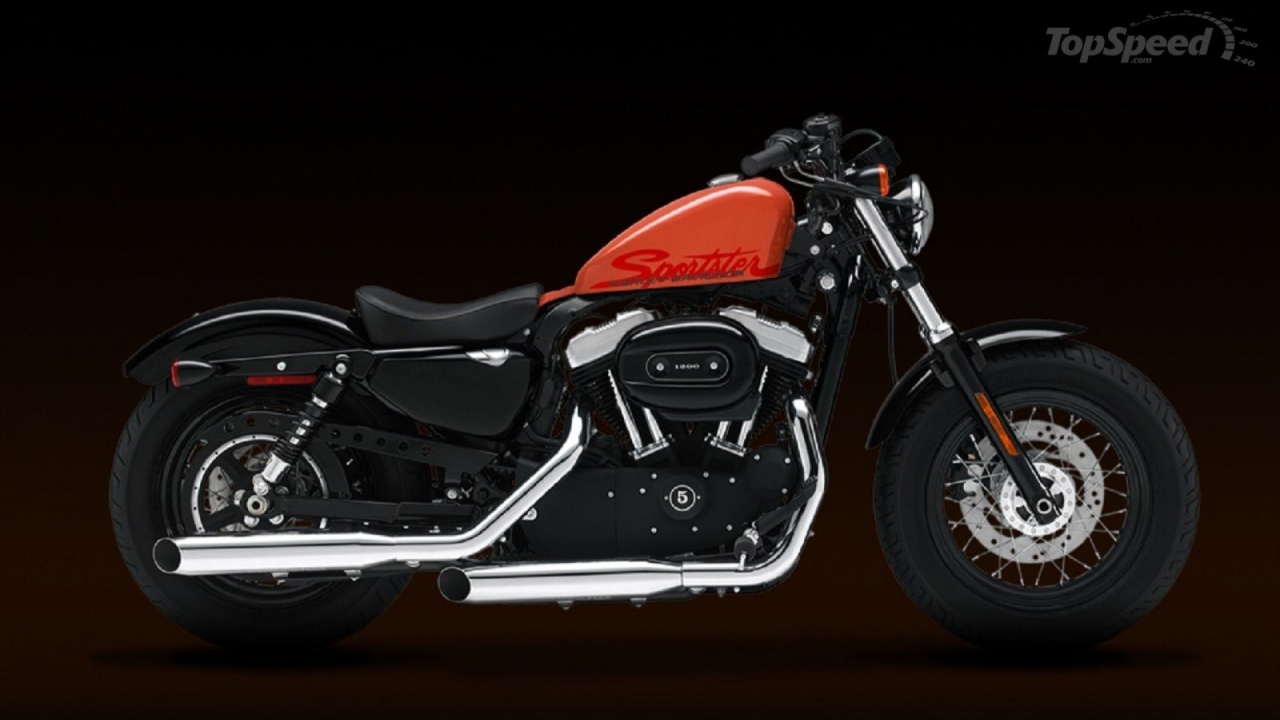 Новый мотоцикл на дороге Harley-Davidson XL 1200X Sportster Forty-Eight