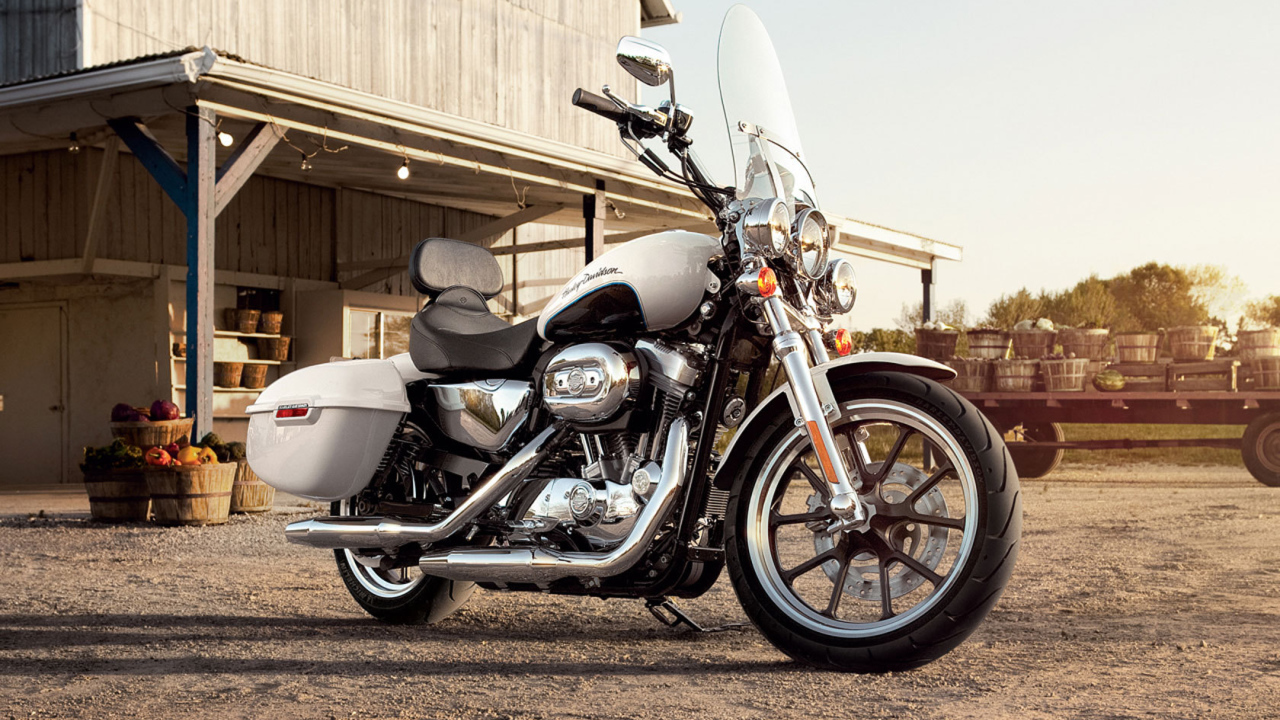 Новый мотоцикл на дороге Harley-Davidson XL 883L Sportster