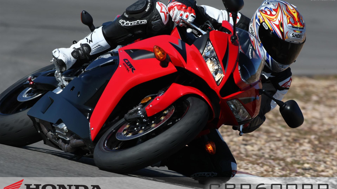 Новый мотоцикл на дороге Honda CBR 600 RR