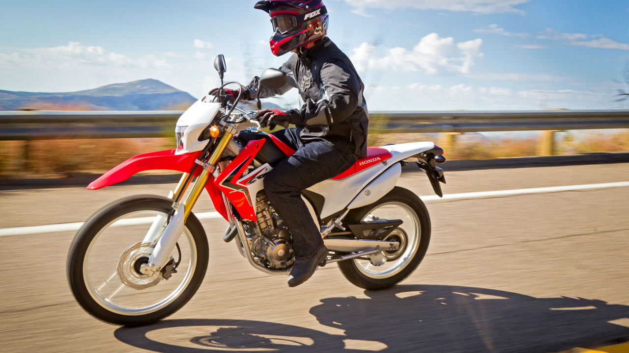 Новый мотоцикл на дороге Honda CRF 250 L