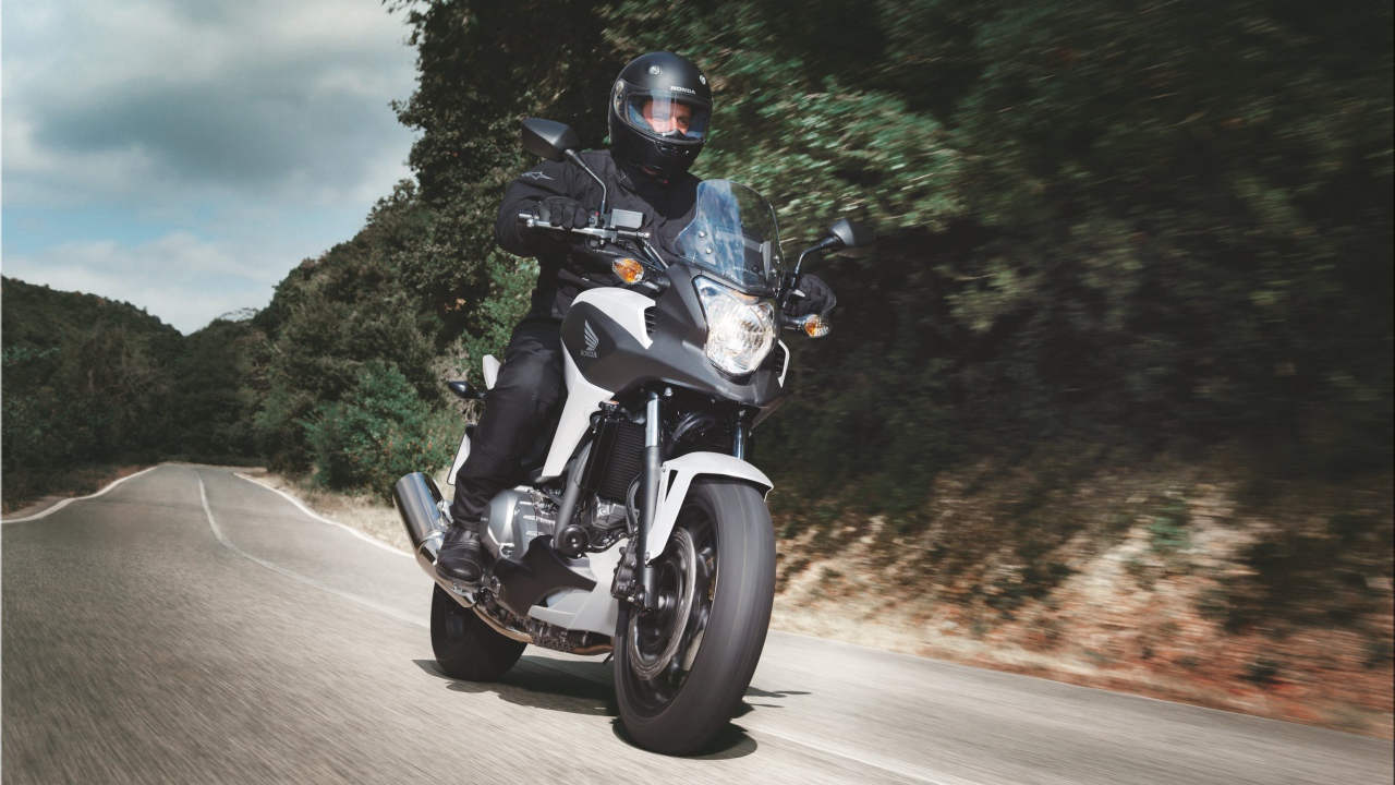 Новый мотоцикл на дороге Honda NC 700 X