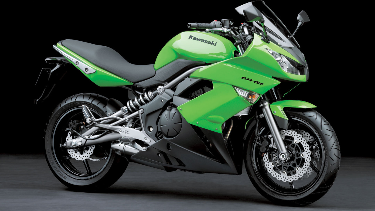 Новый мотоцикл на дороге Kawasaki ER-6f