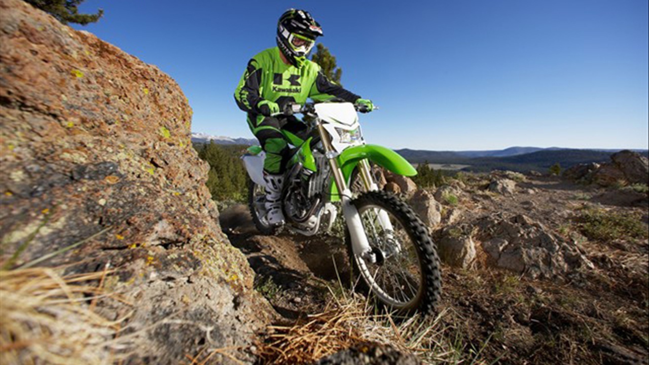 Новый мотоцикл на дороге Kawasaki KLX 450 R