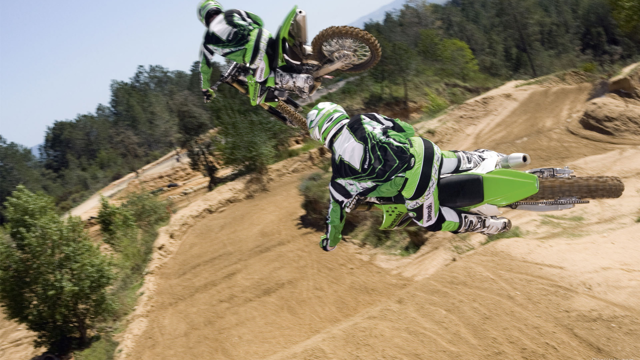 Новый мотоцикл на дороге Kawasaki KX 250 F