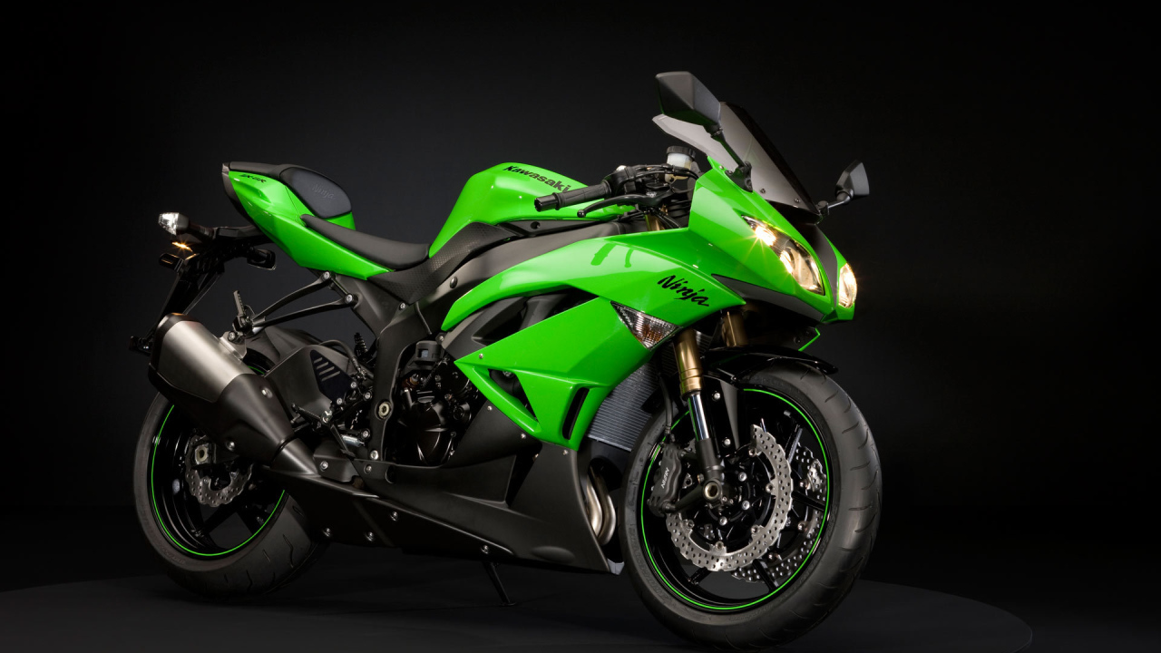 Новый мотоцикл на дороге Kawasaki Ninja ZX-6R