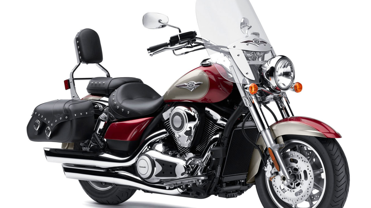 Новый мотоцикл на дороге Kawasaki VN 1700 Classic