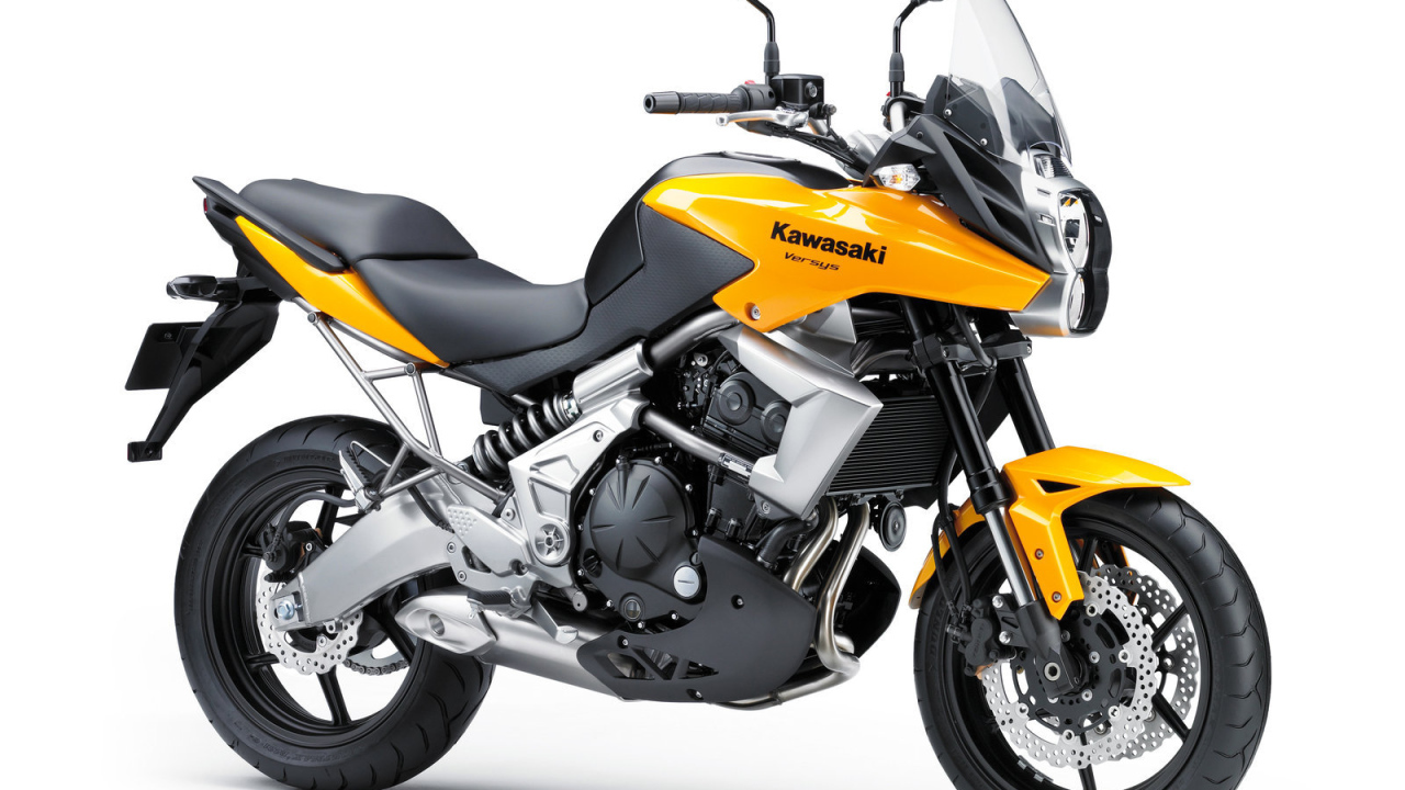 Новый мотоцикл на дороге Kawasaki Versys
