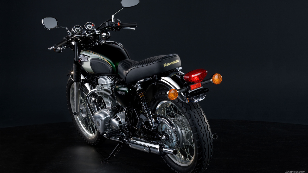 Новый мотоцикл на дороге Kawasaki W 800