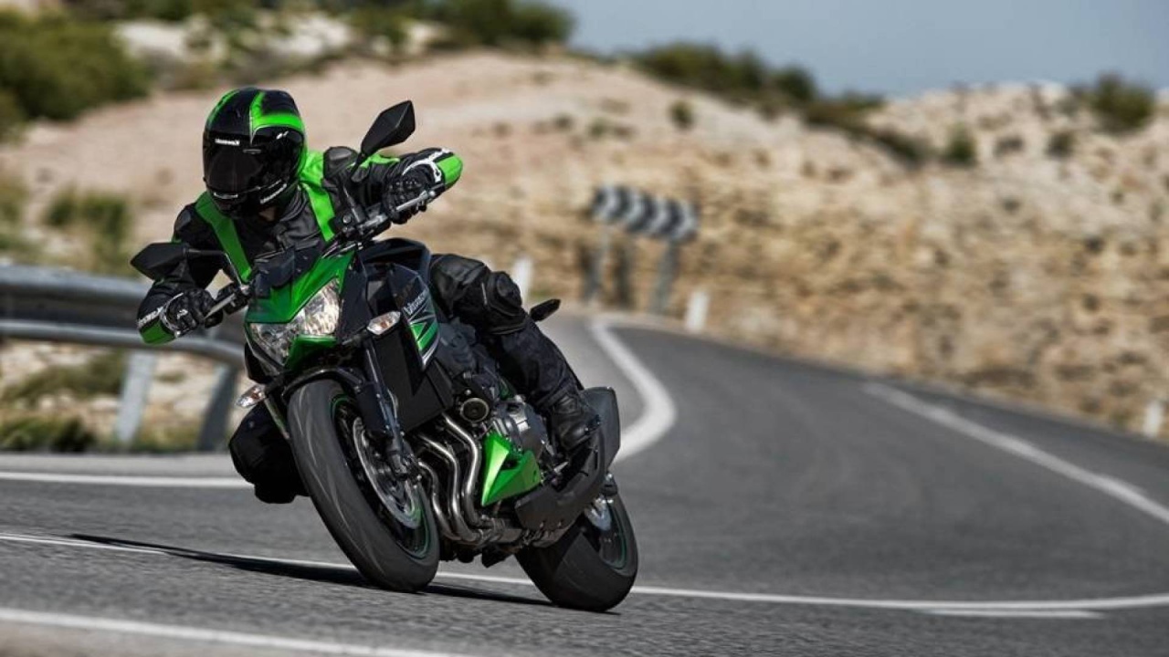 Новый мотоцикл на дороге Kawasaki Z 800