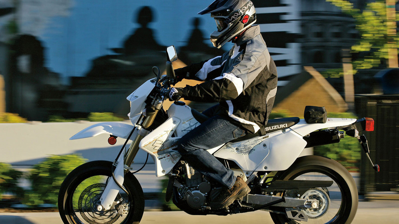 Новый мотоцикл на дороге Suzuki  DR-Z400 S