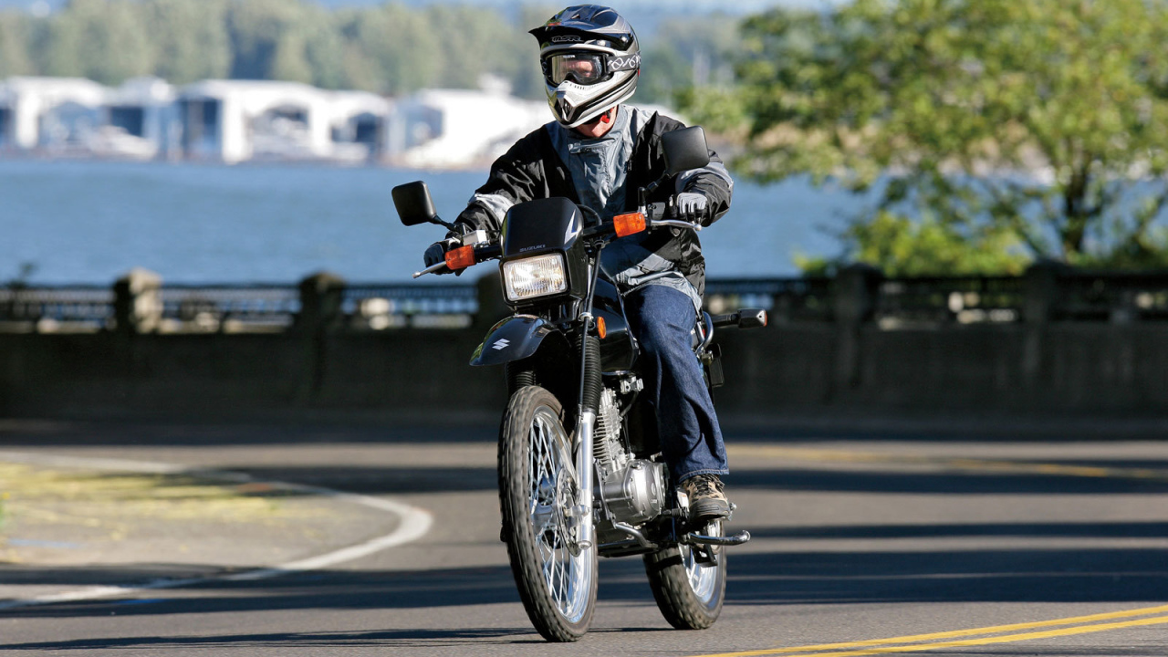 Новый мотоцикл на дороге Suzuki DR 200 SE