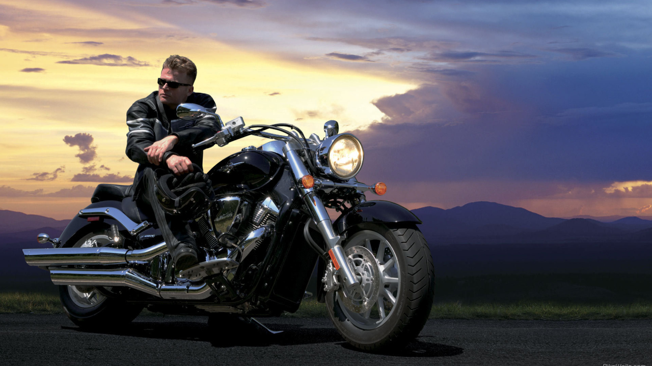 Новый мотоцикл на дороге Suzuki Intruder C800C