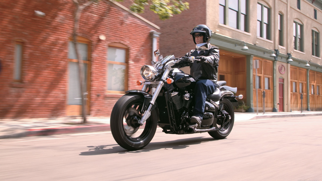 Новый мотоцикл на дороге Suzuki Intruder M800