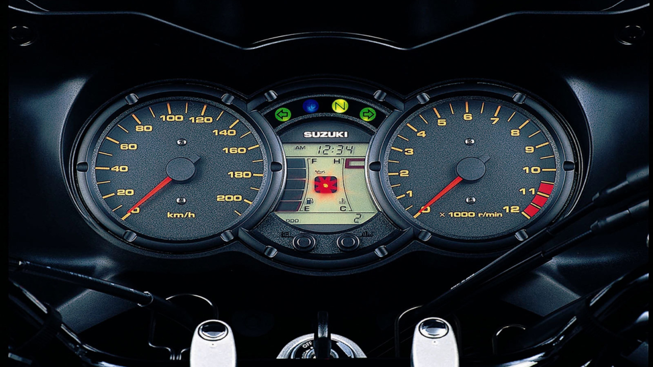 Новый мотоцикл на дороге Suzuki V-Storm 1000  DL