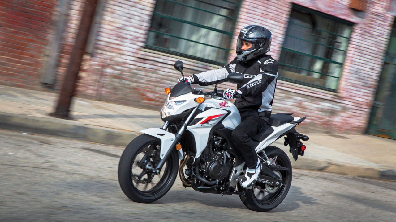Новый мотоцикл на дороге Новый мотоцикл Honda CB 500 F