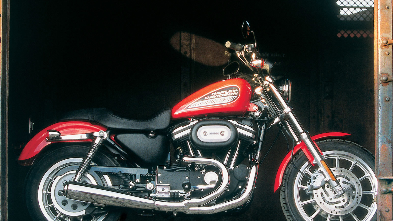 Популярный мотоцикл Harley-Davidson XL 883R Sportster Roadster