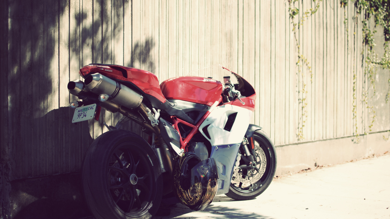 Мощный мотоцикл у забора